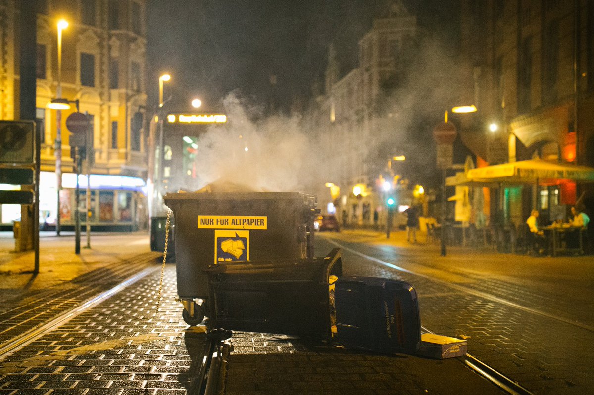 In #Hannover zogen am Abend, mutmaßlich anlässlich der #btw21 , rund 50 Personen als Demonstrationszug über die Limmerstraße. Sie riefen antifaschistische Parolen und zündeten Pyrotechnik.