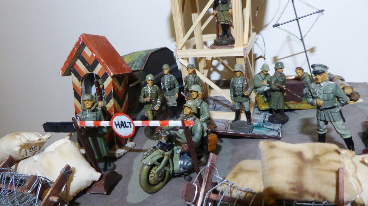 PabloGr13346576's tweet photo. https://t.co/4TKxhzzGQF
Today I have assembled an observation tower (Der Aussichtsturm) - The wooden hobby kit N4 from Walachia (Czech Republic).
๐๐๐
#Aussichtsturm, #Elastolin, #eusoldatini, #observationtower #Walachia, #Wehrmacht, #Woodentoys, #WorldWar2, #WW2, https://t.co/tSKIqLhIA8