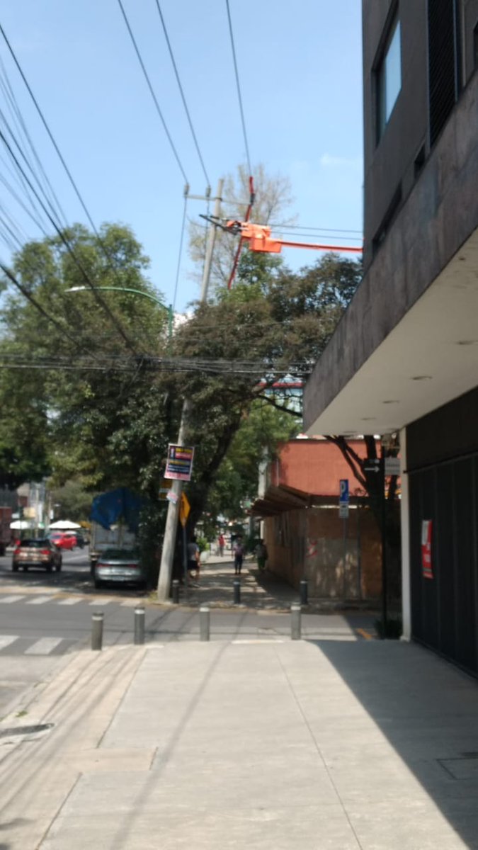 Está muy inclinado el poste de luz y es de alta tensión es mortal si se viene al suelo deja sin luz a toda la colonia y lo que puede ocasionar es importante que lo reparen lo está sosteniendo un cable de la acera de enfrente es en Pennsilvania esquina con Oklahoma <a href="/CFE_Contigo/">CFE_Contigo</a>