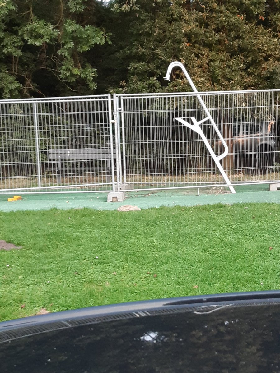 dewijntap's tweet photo. @Wijkbeheer_Urk deze glijbaan is op oudejaarsavond vernield. Moet dat echt zolang duren? https://t.co/JxIjPc96Ln