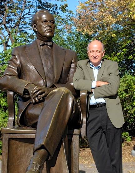GlenPearson's tweet photo. Today in 1990, Lester B. Pearson's statue was unveiled just behind West Block on Parliament Hill.  It could be seen directly outside my MP window and I sat there many times searching for wisdom and enlightenment.  It ended up becoming my favourite hangout.
#LdnOnt https://t.co/yZuHi99kGy