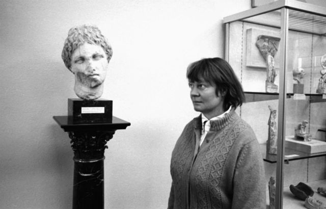 LivKerslake1's tweet photo. Just found an aged post-it note upon which I'd scribbled the following from Iris Murdoch:
'You can recognise the people who live for others, by the haunted look on the faces of the others.'
#ASeveredHead
Still packs a wry punch...๐ https://t.co/5SA7bVh2kL