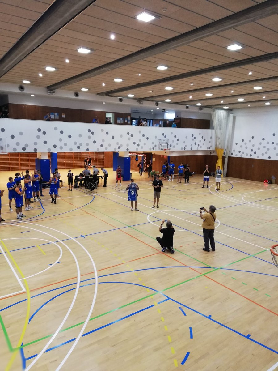 BasquetLldG's tweet photo. Victòria del SAM @VerdiInfo vs @btclaret per 62-54 en un partit gens fàcil i en el que hem hagut de treballar molt per tirar-lo endavant i on la defensa de l'últim quart ha estat clau. Hem acomiadat a @Canyes11 com es mereix en un pavelló ple per agrair els seus 22 anys de blau. https://t.co/6i7WB6Z86B