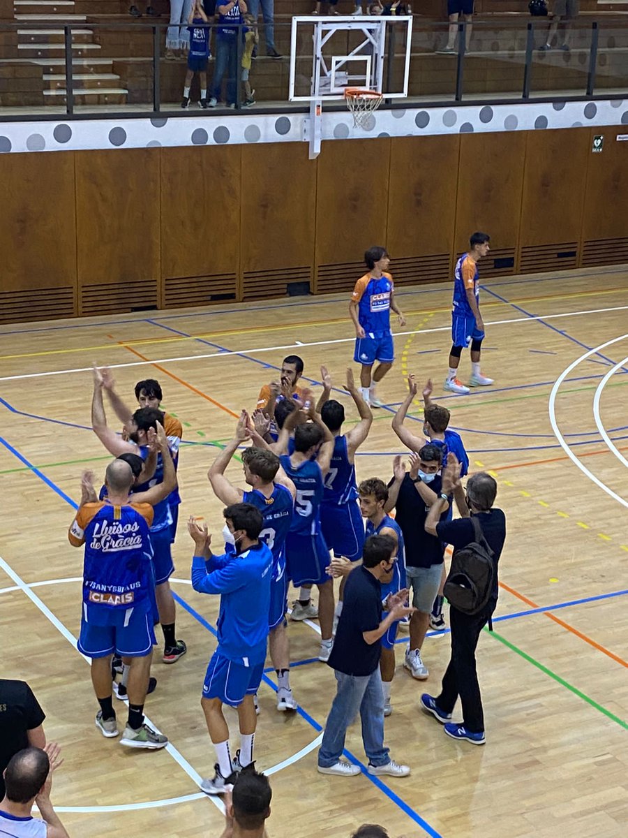 BasquetLldG's tweet photo. Victòria del SAM @VerdiInfo vs @btclaret per 62-54 en un partit gens fàcil i en el que hem hagut de treballar molt per tirar-lo endavant i on la defensa de l'últim quart ha estat clau. Hem acomiadat a @Canyes11 com es mereix en un pavelló ple per agrair els seus 22 anys de blau. https://t.co/6i7WB6Z86B