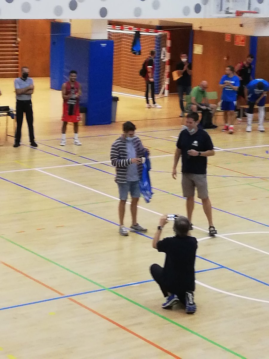 BasquetLldG's tweet photo. Victòria del SAM @VerdiInfo vs @btclaret per 62-54 en un partit gens fàcil i en el que hem hagut de treballar molt per tirar-lo endavant i on la defensa de l'últim quart ha estat clau. Hem acomiadat a @Canyes11 com es mereix en un pavelló ple per agrair els seus 22 anys de blau. https://t.co/6i7WB6Z86B