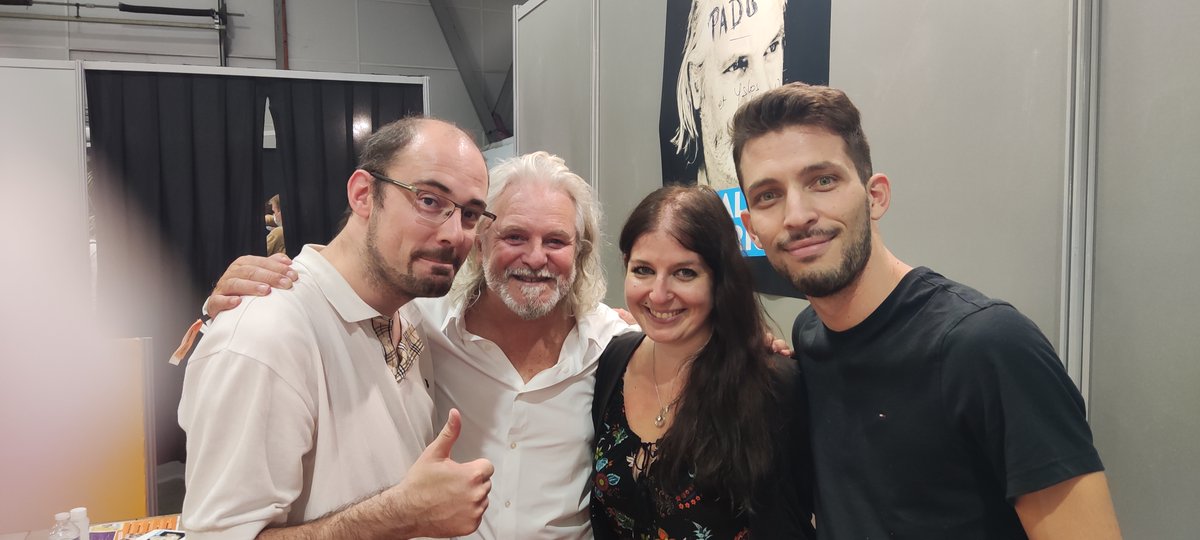 STOLLKEUR's tweet photo. On trouve des gens sympas aux @GeekDaysShow Merci  @PADG_officiel et @YstosNoob pour ces photos légendaiiires dorées ! 🤩🎮 https://t.co/ixUHt9WuNV