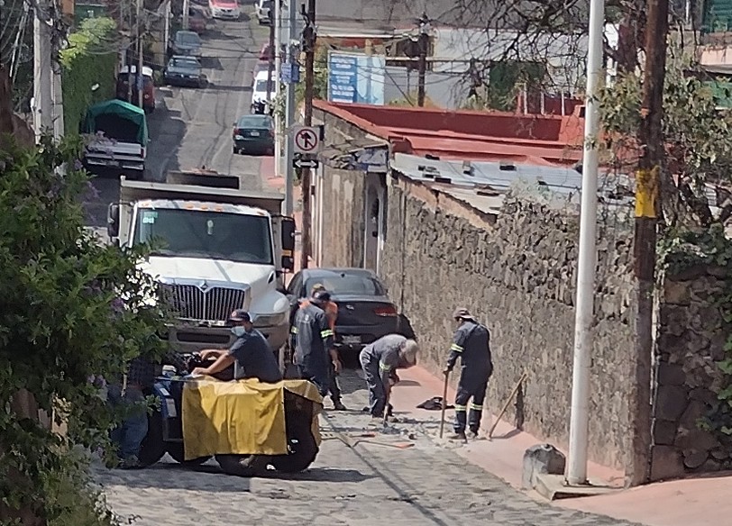 Atención <a href="/C5_CDMX/">C5 CDMX</a> cerca de la cámara # 223 camión de la alcaldía obstaculizando el paso vehicular por estar realizando toma clandestina <a href="/SSC_CDMX/">SSC CDMX</a> @SacmexCDMX  <a href="/Claudiashein/">Claudia Sheinbaum Pardo</a>