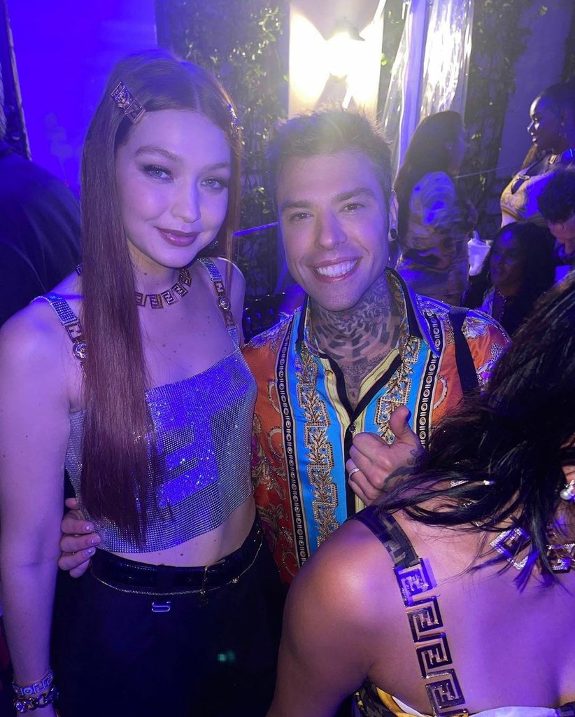 ssavivii's tweet photo. @Fedez Taylor Swift  quando scrisse “and you’ve got a smile that can light up this all town” si riferiva palesemente a Fedez https://t.co/Xp7icoKFz7