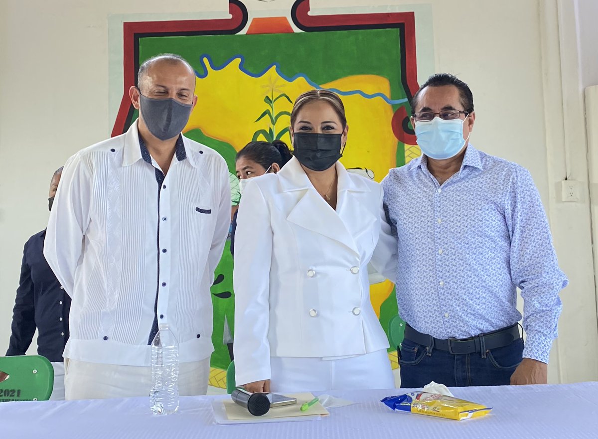 Hoy rindió su tercer informe de gobierno la presidenta municipal de Mártir de Cuilapan la C.
Profra Jenny Gonzalez Ocampo, asistiendo en representación del H Congreso de Estado