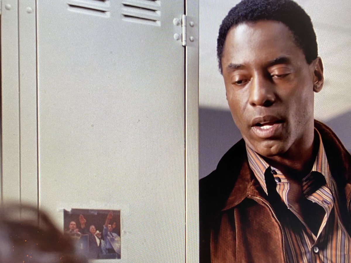 Twitter, könnt ihr mir das erklären: schaue gerade #greysanatomie zum ersten Mal und da ist mir dieses Foto auf einem der Schließfächer aufgefallen. Zufall? bin ich zu spät dran für dieses Gespräch? ^^s2e10 min26