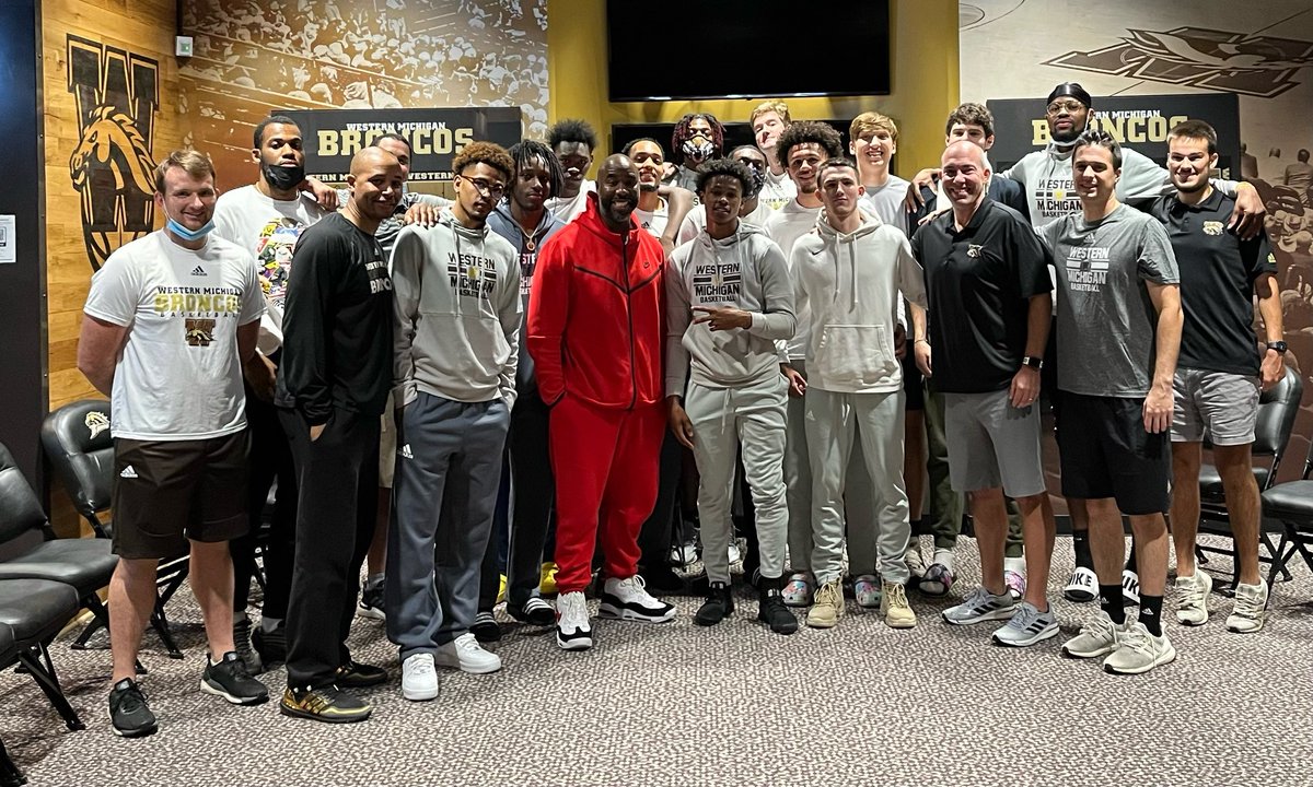 cbates30's tweet photo. Huge Thank You to Mateen Cleaves for spending time with our team today! The passion, energy, leadership, and love for the game of basketball is unmatched! #everydayguys #playerledteam https://t.co/a8rH5i76YG