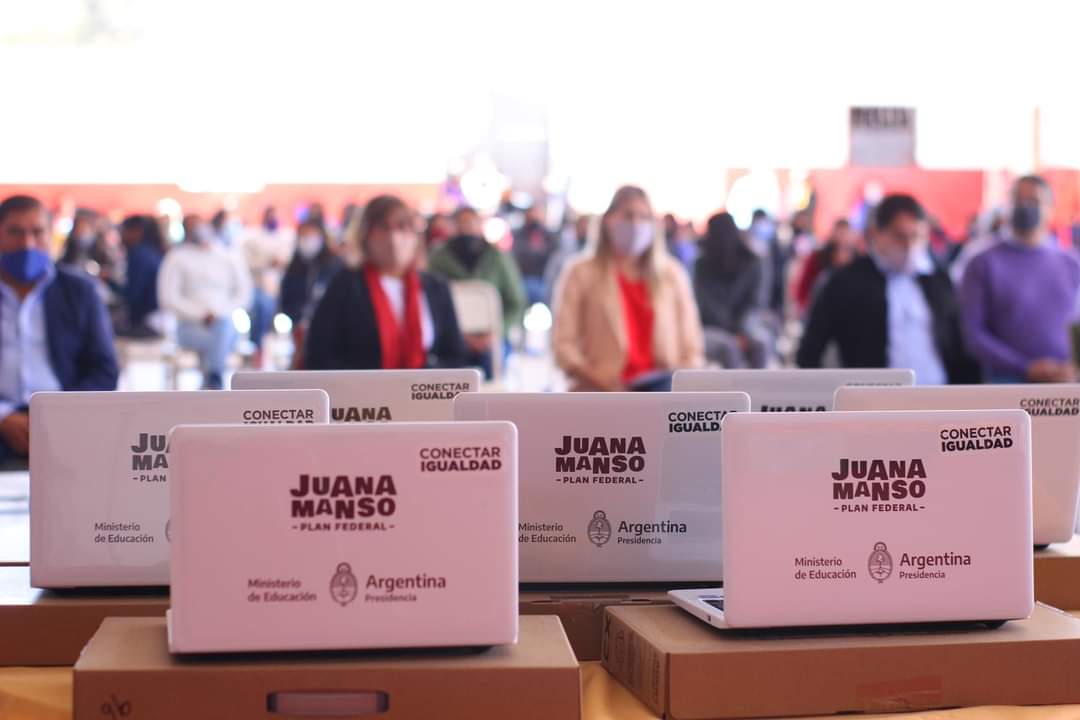 EducacCatamarca's tweet photo. La ministra de Educación Andrea Centurión recorrió el interior del departamento Belén para hacer entrega de 115 netbooks a los alumnos de la Escuela Secundaria Nº 41 de Corral Quemado.
Más detalles en 👉 https://t.co/GnmlUNdals https://t.co/dogtCiSQct