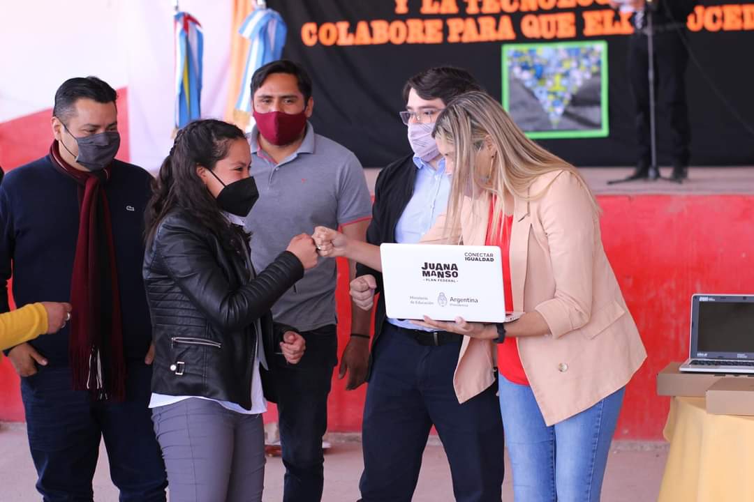 EducacCatamarca's tweet photo. La ministra de Educación Andrea Centurión recorrió el interior del departamento Belén para hacer entrega de 115 netbooks a los alumnos de la Escuela Secundaria Nº 41 de Corral Quemado.
Más detalles en 👉 https://t.co/GnmlUNdals https://t.co/dogtCiSQct