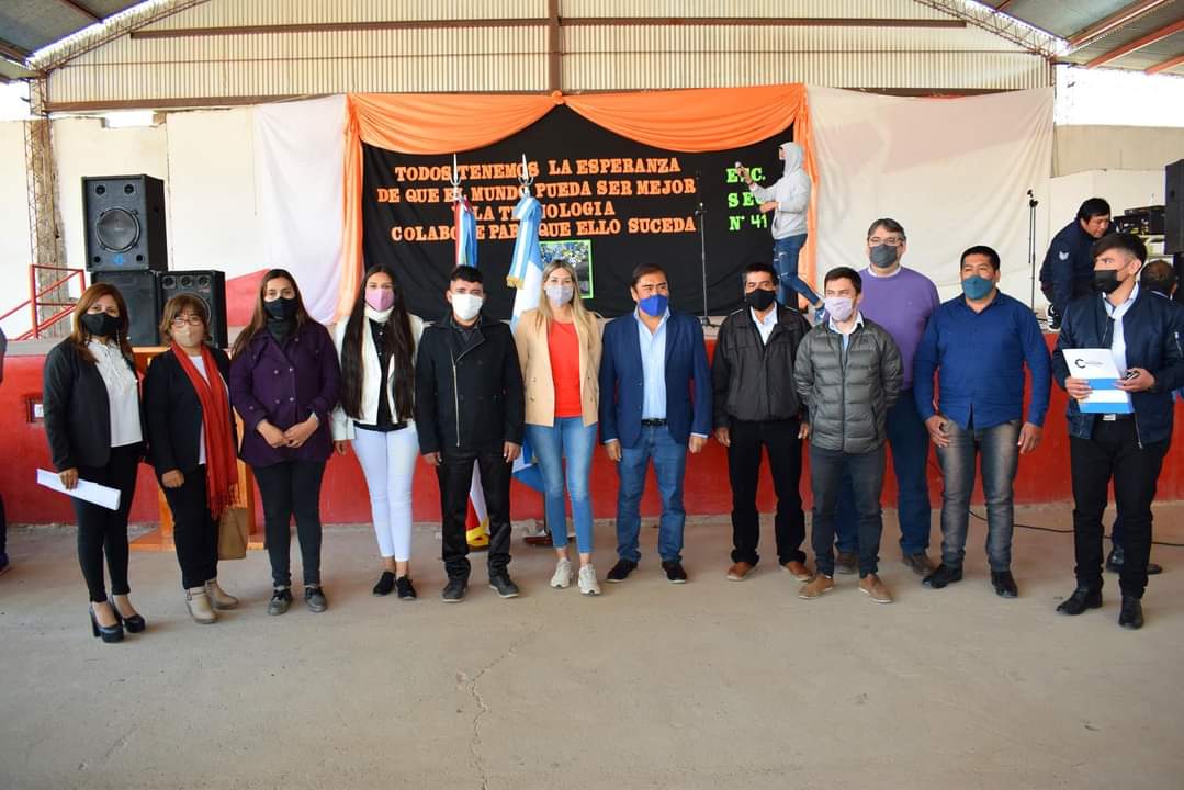 EducacCatamarca's tweet photo. La ministra de Educación Andrea Centurión recorrió el interior del departamento Belén para hacer entrega de 115 netbooks a los alumnos de la Escuela Secundaria Nº 41 de Corral Quemado.
Más detalles en 👉 https://t.co/GnmlUNdals https://t.co/dogtCiSQct