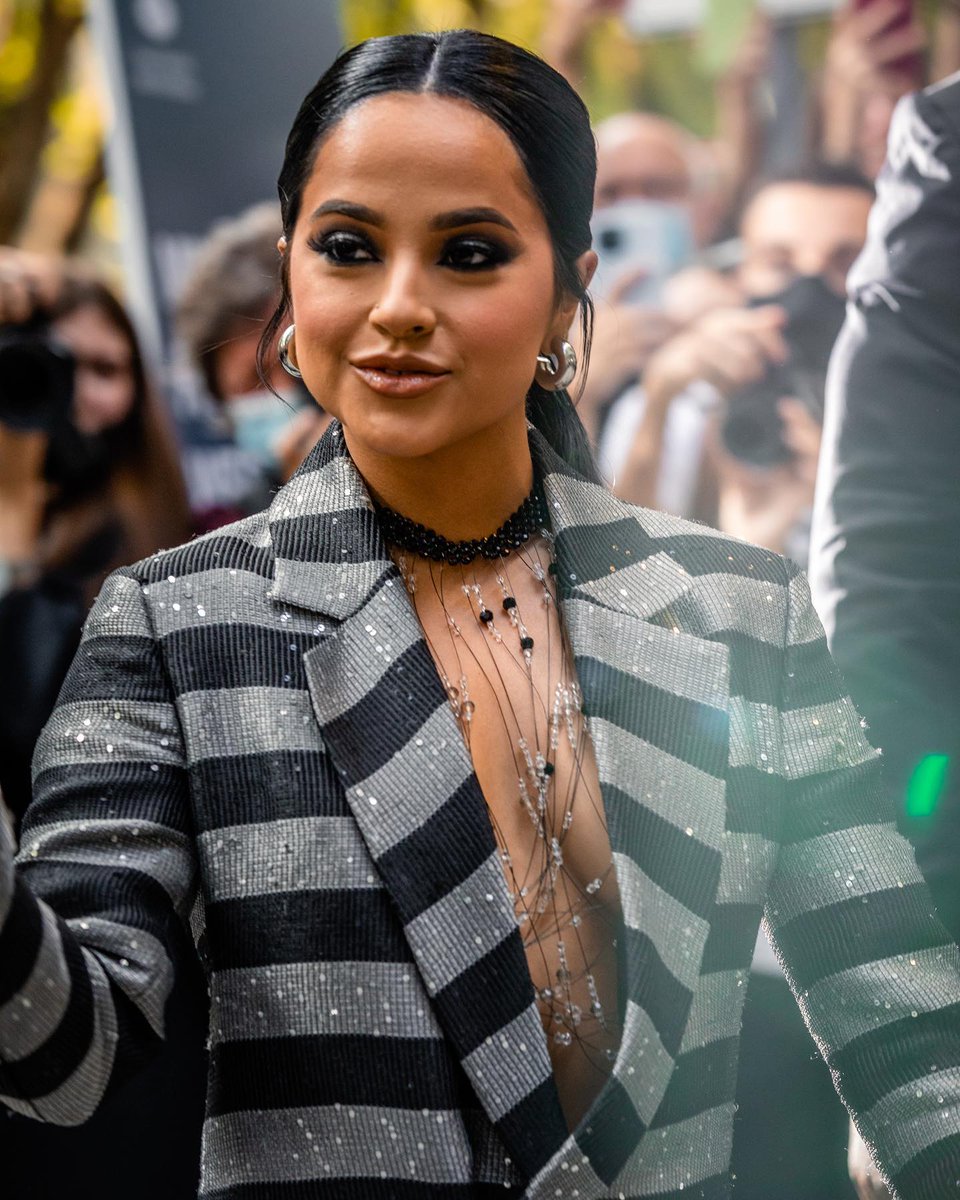BeckyGBrasil's tweet photo. 📸: Novas fotos da Becky G chegando ao desfile da Emporio Armani. https://t.co/LxQOYZSxIx