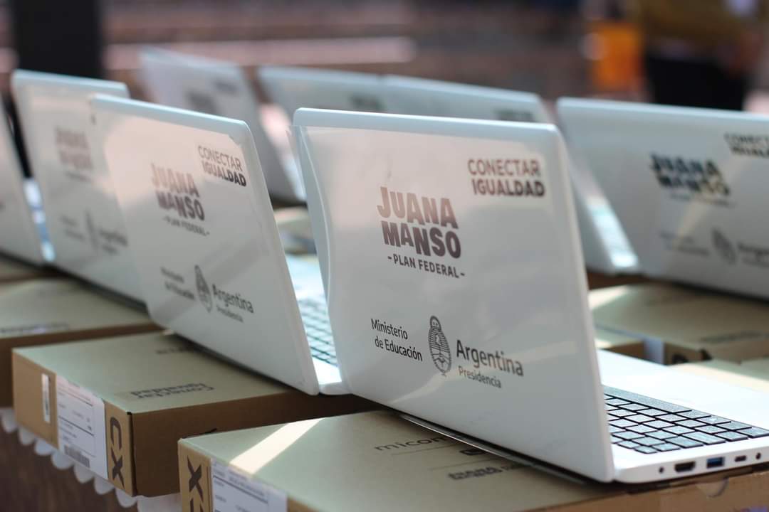 EducacCatamarca's tweet photo. La ministra de Educación Andrea Centurión continuó con la entrega de netbooks a los alumnas y alumnos de la Escuela Secundaria Rural Nº7 de Asampay como así también en la Escuela Secundaria Nº 18 “Ejército de los Andes” (Anexo Nº2 Huaco).
Más detalles 👉 https://t.co/TumG7kydPM https://t.co/ka84v4eRWO