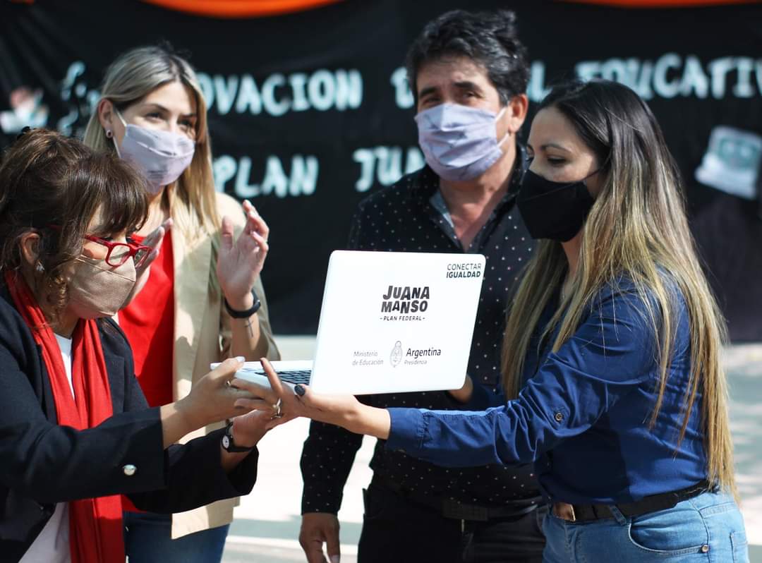 EducacCatamarca's tweet photo. La ministra de Educación Andrea Centurión continuó con la entrega de netbooks a los alumnas y alumnos de la Escuela Secundaria Rural Nº7 de Asampay como así también en la Escuela Secundaria Nº 18 “Ejército de los Andes” (Anexo Nº2 Huaco).
Más detalles 👉 https://t.co/TumG7kydPM https://t.co/ka84v4eRWO