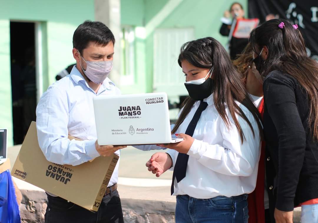 EducacCatamarca's tweet photo. La ministra de Educación Andrea Centurión continuó con la entrega de netbooks a los alumnas y alumnos de la Escuela Secundaria Rural Nº7 de Asampay como así también en la Escuela Secundaria Nº 18 “Ejército de los Andes” (Anexo Nº2 Huaco).
Más detalles 👉 https://t.co/TumG7kydPM https://t.co/ka84v4eRWO
