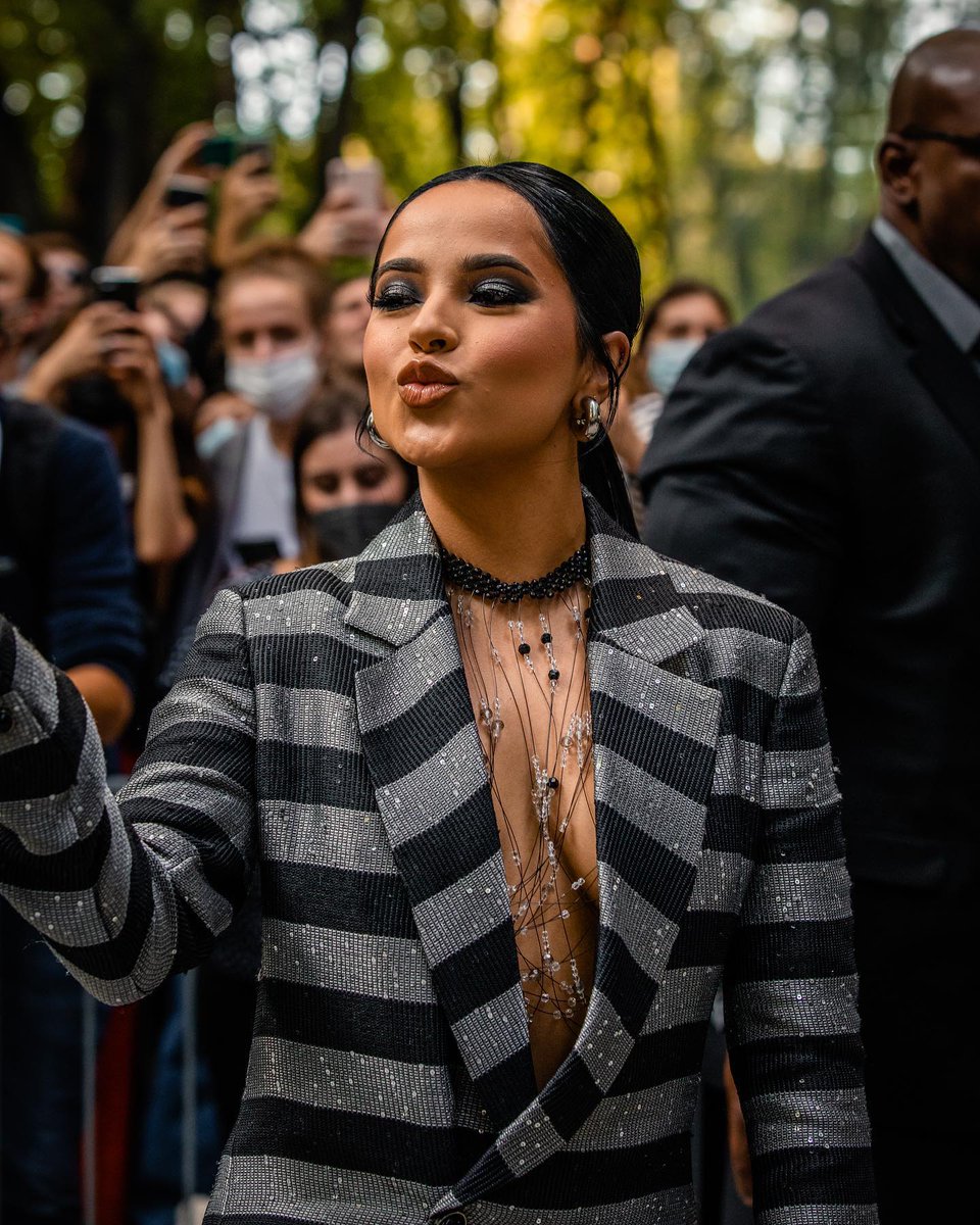 BeckyGBrasil's tweet photo. 📸: Novas fotos da Becky G chegando ao desfile da Emporio Armani. https://t.co/LxQOYZSxIx