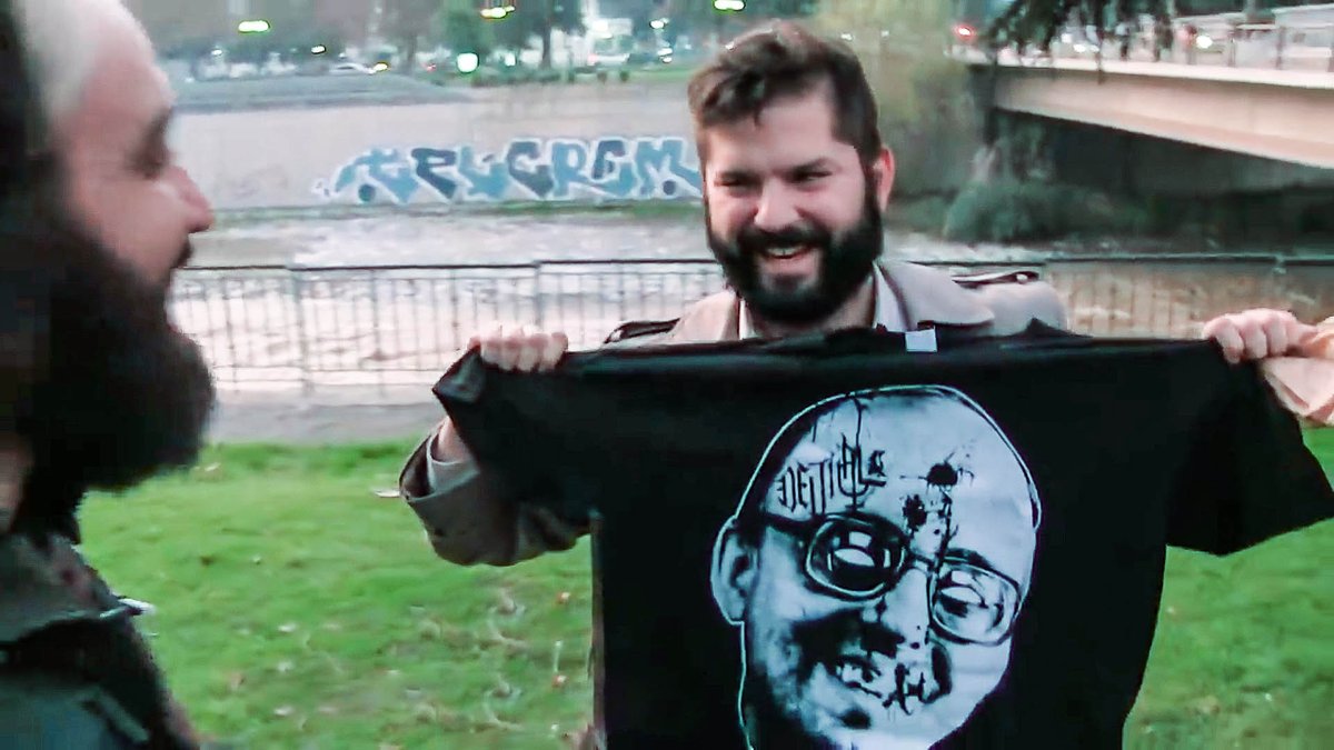 ¿Este es el tipo de campaña que va a desarrollar @gabrielboric ?

De buena fe, puedo creer que no tiene idea que sus equipos de campaña salen con estas poleras a la calle. Pero su silencio es grave y lo hace cómplice.