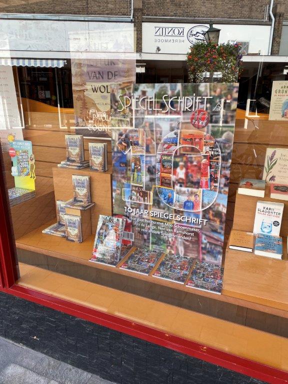 Spiegelschrift mooi in de etalge bij <a href="/boekhandellos/">Boekhandel Los</a> Bussum. Al ontvangen? Gelezen? Reacties?