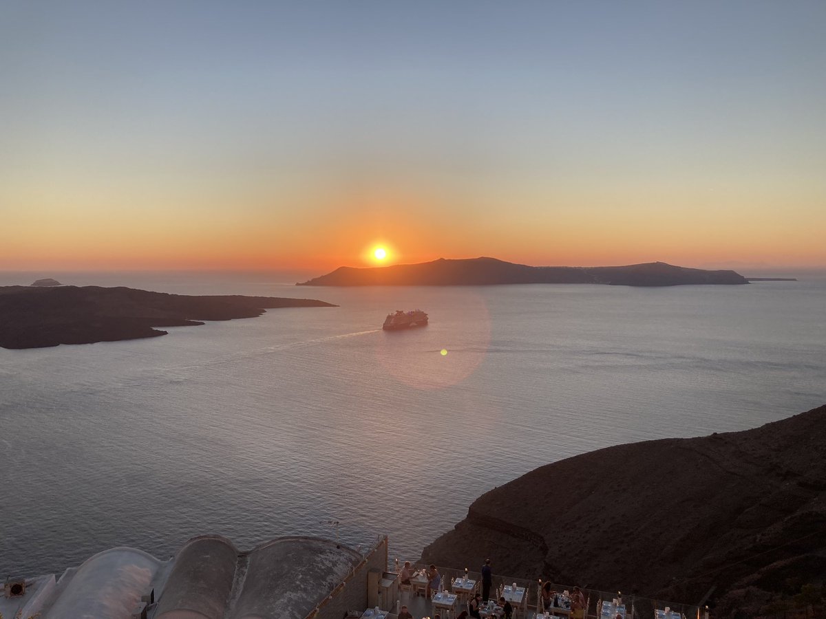 A beautiful sunset in Santorini tonight. Extend the summer and plan your next event in Greece - your delegates will love it!
#eventprofs