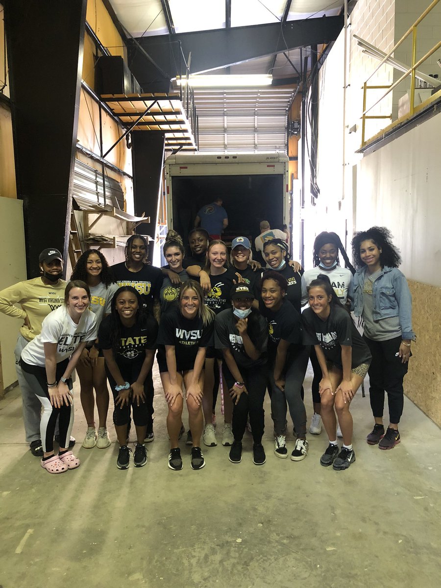 C_Marshalll's tweet photo. So proud of the job our team did today with helping the Children Theatre of Charleston ‼️#CommunityServiceMatters 🐝🏀💪 https://t.co/iQr2XzuAfH