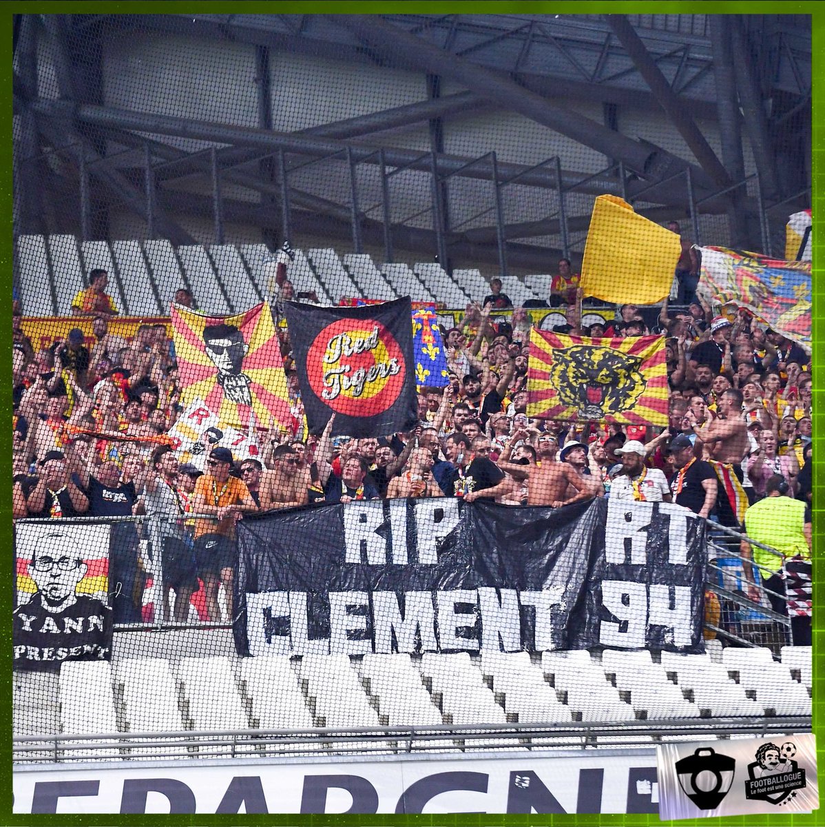 Footballogue's tweet photo. [#L1🇫🇷] Notons la très belle ambiance ce soir 🔥

Actuellement, les supporters de Lens et Marseille chantent « Aux Armes » ensemble 👏 https://t.co/OGpvJrT41s