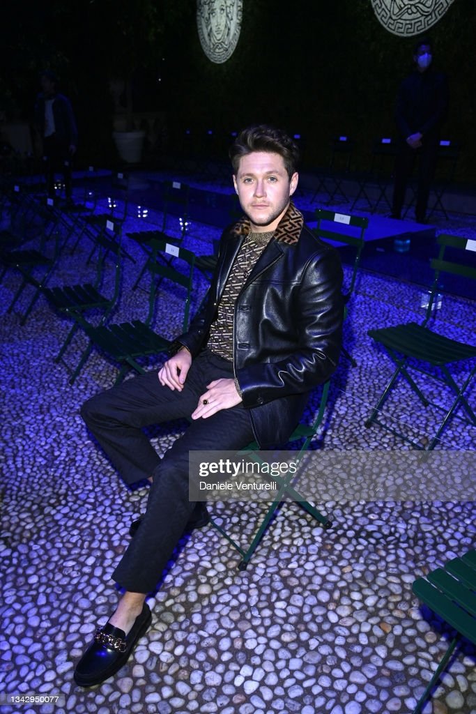 NiallPromoSpain's tweet photo. 📸|| @NiallOfficial en el evento de Versace x Fendi esta noche en Milán! (2) https://t.co/uZknqNU84s