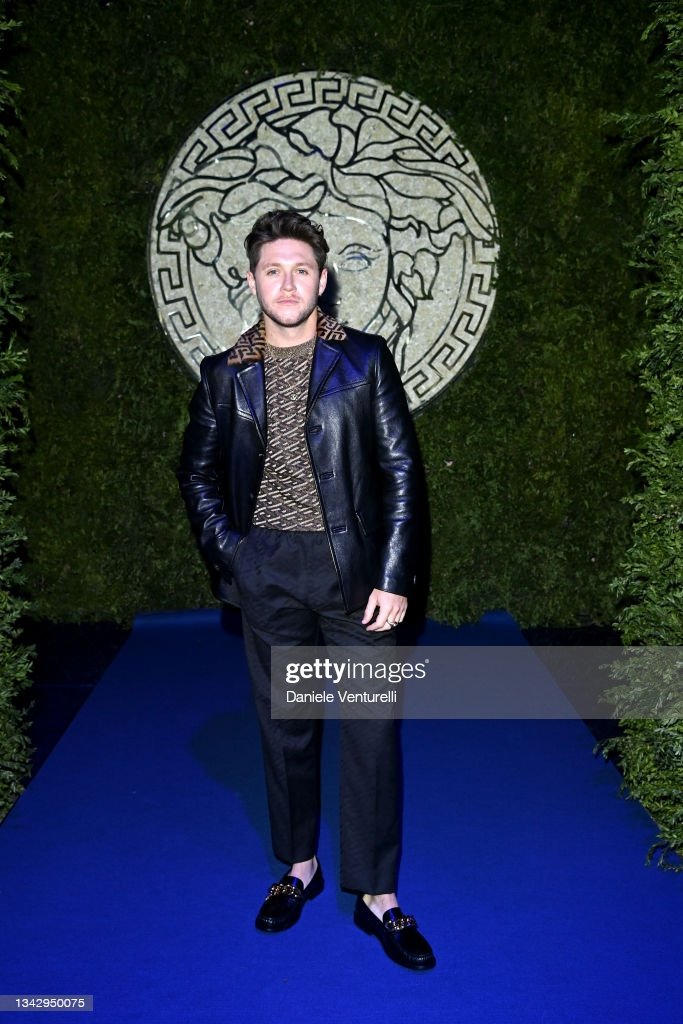 NiallPromoSpain's tweet photo. 📸|| @NiallOfficial en el evento de Versace x Fendi esta noche en Milán! (2) https://t.co/uZknqNU84s