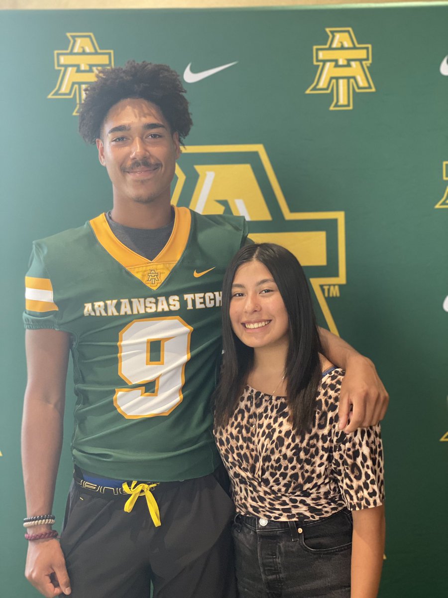 Dezmone10's tweet photo. Had a great visit at ATU🟩🟨!!
@ATUFOOTBALL   @R_Trevathan https://t.co/7JXcDflwGF