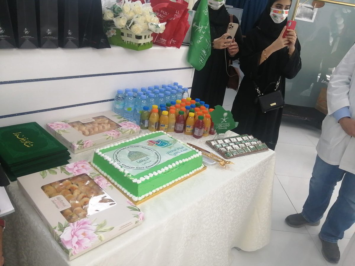 r883333's tweet photo. بحضور مدير مستشفى الملك فهد بـ #المدينة_المنورة … 
احتفلت جمعية احياها لرعاية مرضى السرطان @taiba_screening 
بـ #اليوم_الوطني٩١  في مركز الاورام بمستشفى الملك فهد، تخلل الحفل عدة برامج منها زيارة المرضى بالقسم الخارجي والداخلي وتسليمهم هدايا وتكريم الطاقم الطبي المشرف على المرضى https://t.co/b8WgWNA6nu