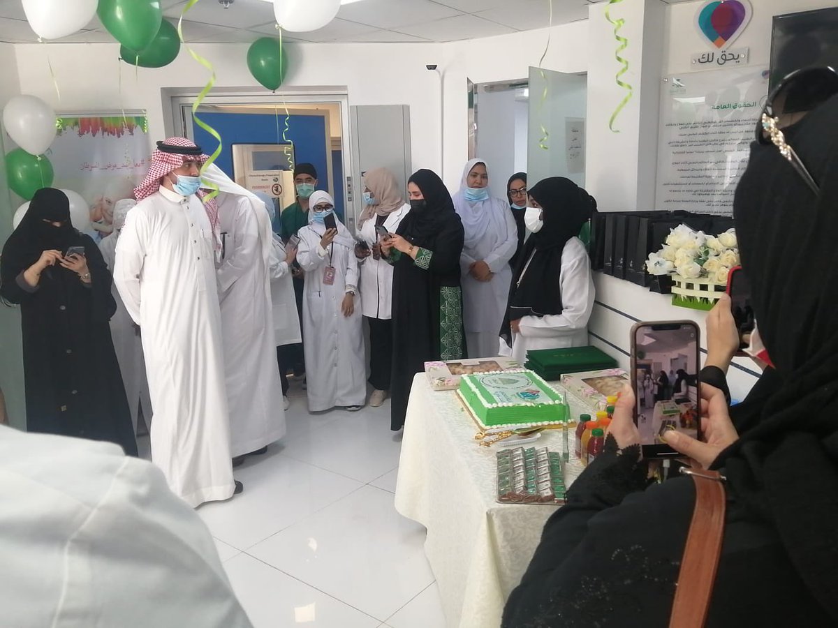 r883333's tweet photo. بحضور مدير مستشفى الملك فهد بـ #المدينة_المنورة … 
احتفلت جمعية احياها لرعاية مرضى السرطان @taiba_screening 
بـ #اليوم_الوطني٩١  في مركز الاورام بمستشفى الملك فهد، تخلل الحفل عدة برامج منها زيارة المرضى بالقسم الخارجي والداخلي وتسليمهم هدايا وتكريم الطاقم الطبي المشرف على المرضى https://t.co/b8WgWNA6nu