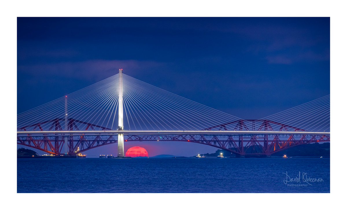 davidqueenan's tweet photo. The harvest moon rising below the Forth Bridges just before disappearing behind cloud minutes later. #wexmondays #fsprintmonday #appicoftheweek @FujifilmX_UK @3LeggedThing @forthroadbridge @TheForthBridges @ForthBridges https://t.co/3pfhVZrNat