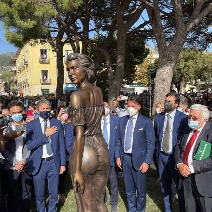 lauraboldrini's tweet photo. La statua appena inaugurata a #Sapri e dedicata alla #Spigolatrice è un’offesa alle donne e alla storia che dovrebbe celebrare. 

Ma come possono perfino le istituzioni accettare la rappresentazione della donna come corpo sessualizzato?

Il maschilismo è uno dei mali dell'Italia. https://t.co/2msLhgJvso