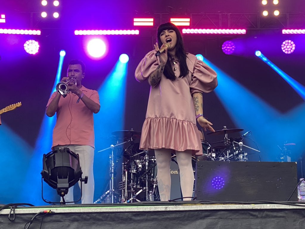 kristencitax_x's tweet photo. 😭I REALLY MISSED THIS❤️‍🔥 Te amo @monlaferte #Ohanafest https://t.co/6zWhySVk2X