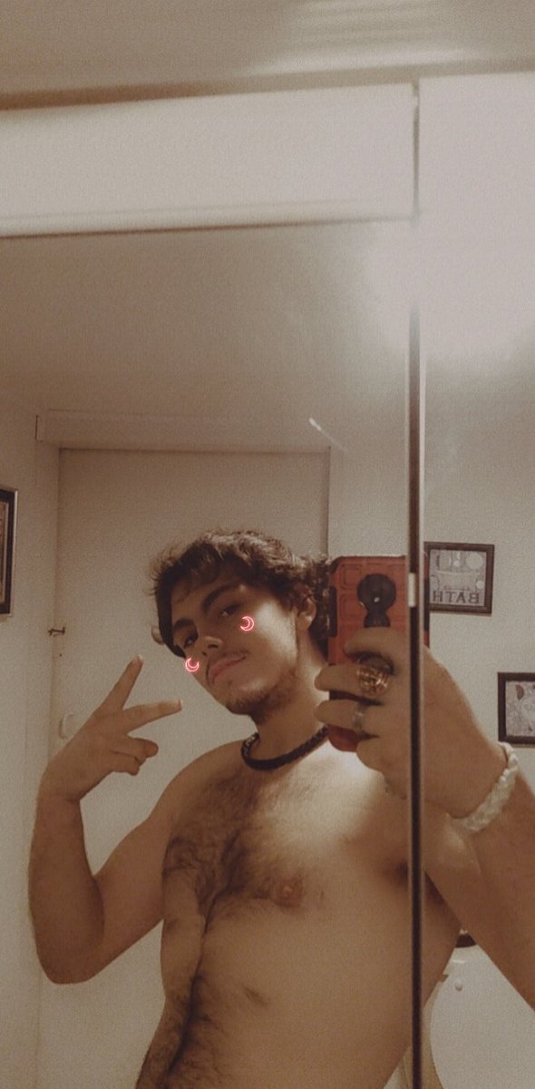 strickher_lee's tweet photo. Hmu, bored af. Entertain me? 😌✨✨💚🖤❤️🔥🌳💨 https://t.co/4aMtNf3YTN