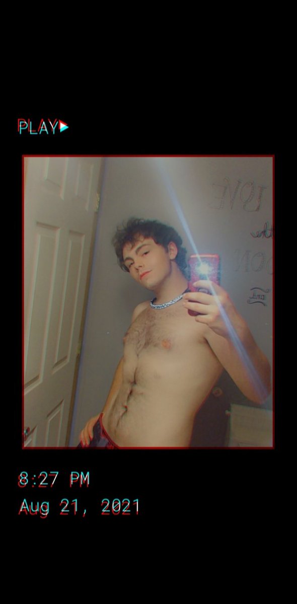 strickher_lee's tweet photo. Hmu, bored af. Entertain me? 😌✨✨💚🖤❤️🔥🌳💨 https://t.co/4aMtNf3YTN