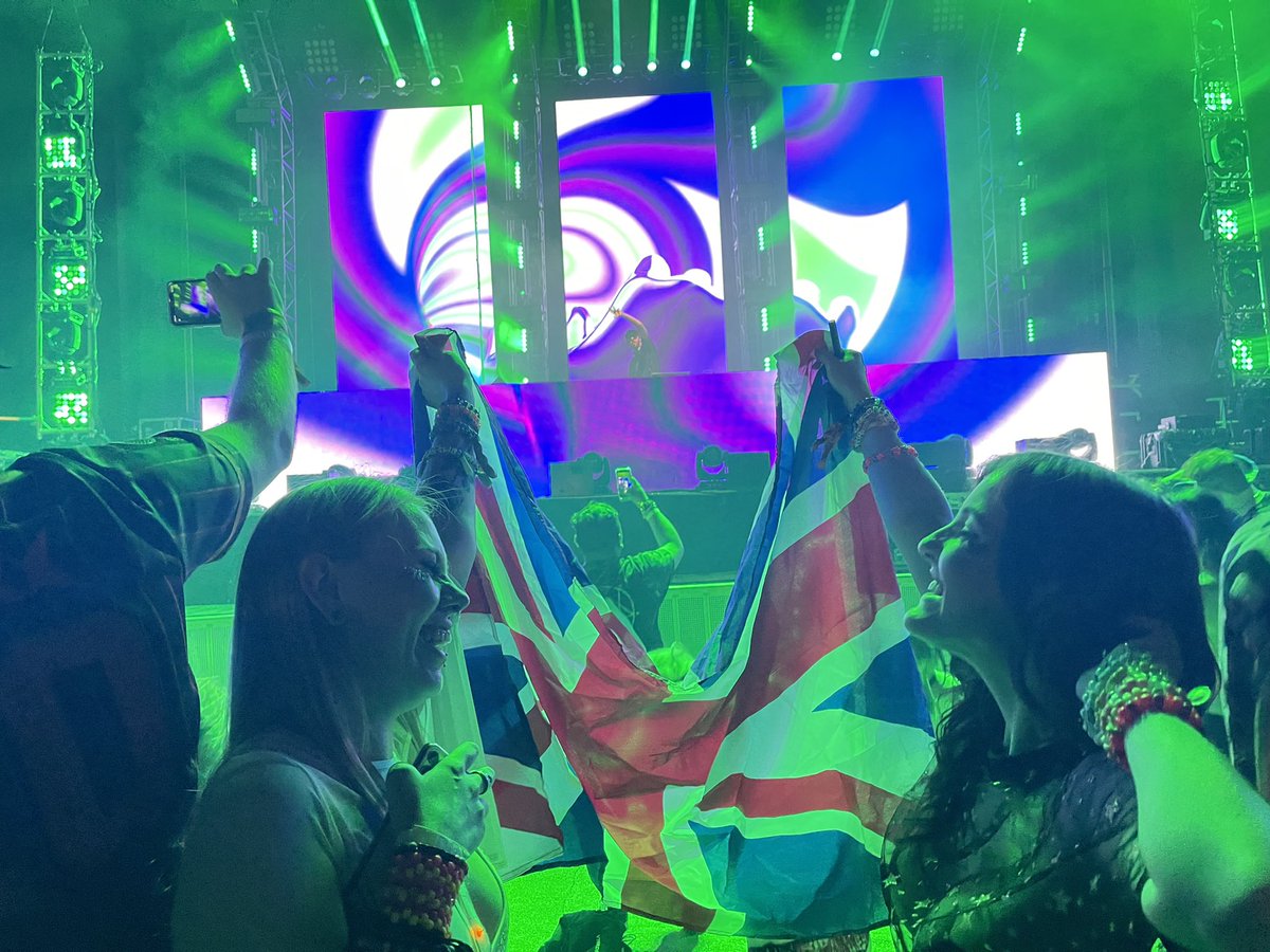 I disabled my phone for like an hour last night so i didnt get any videos of <a href="/monxxbeats/">MONXX</a> but thank u to the guy who took a picture for us 😭❤️🇬🇧