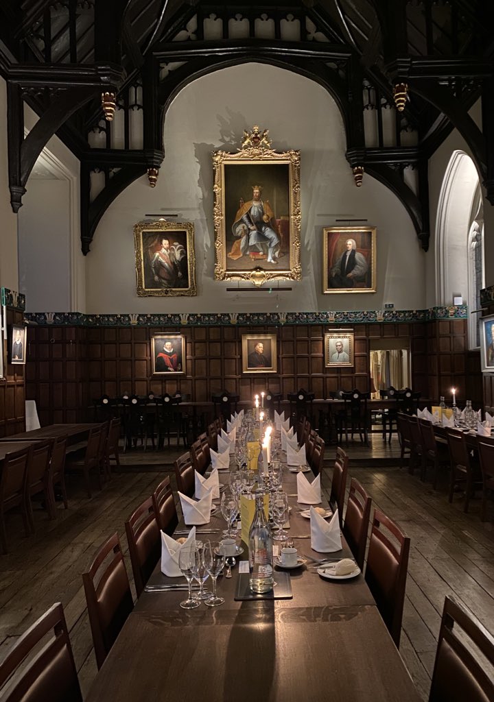 emmaclogs's tweet image. Starting off #OCLResidential2021 with a walking tour of Oxford reviewing 800 years of leadership, followed by dinner at Oriel College and a speech from Lord Mendoza #TheOxfordExperience