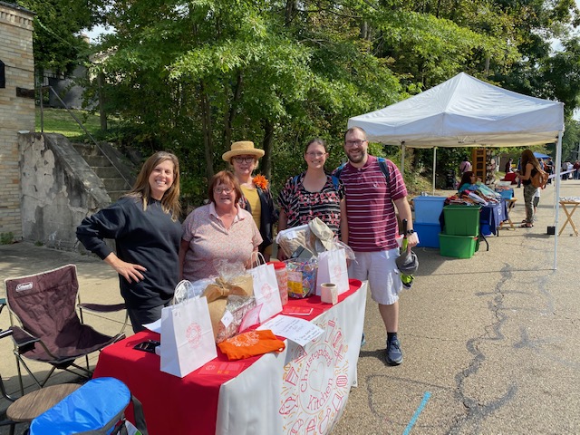 ChrisKitchenFdn's tweet photo. Thank you to everyone who visited our booth at the Avon Club's Fall Festival in Ben Avon on Saturday.  We enjoyed meeting everyone and hearing about how Christopher's Kitchen helped you  while you were waiting in the hospital.  Thank you for your donations, too!   #BenAvon https://t.co/dZsj8iNeRV