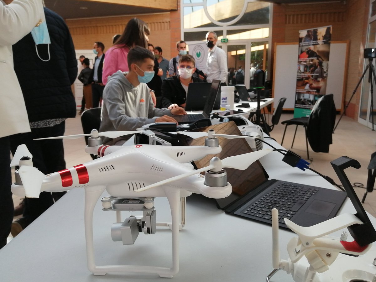 CampusBTPNumOcc's tweet photo. Vendredi avait lieu l'AG de la @FBTPAriege ou les sujets de transitions énergétique et #Numerique ont été abordées. L'autre préocupation des entrepreneurs du secteur est l'#attractivité des métiers. Le campus et ces partenaires sont là pour travailler ces sujets avec vous. https://t.co/wlJP4fAOmG