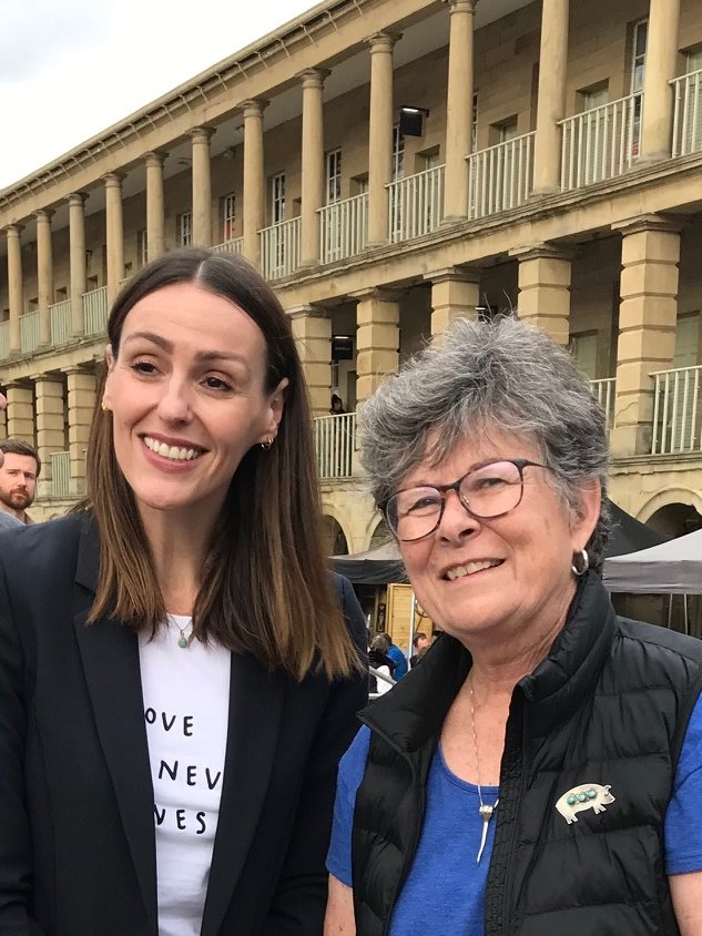 janetmlea's tweet photo. Lovely to meet Suranne Jones at the Piece Hall after the unveiling of the new Anne Lister statue.
#gentlemanjack #AnneLister https://t.co/r2hPrwGBtE