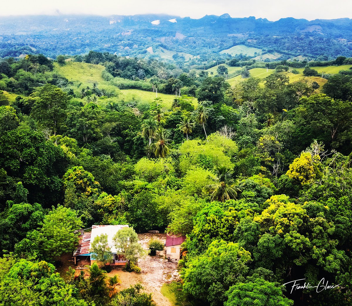 franklin_glass's tweet photo. Casita de campo esperando lluvia en Blanco Arriba, Tenares, Prov. Hermanas Mirabal, Cordillera Septentrional #RD #igdominicanrepublic #rdporloalto #dronerd https://t.co/SAyxr3GU83