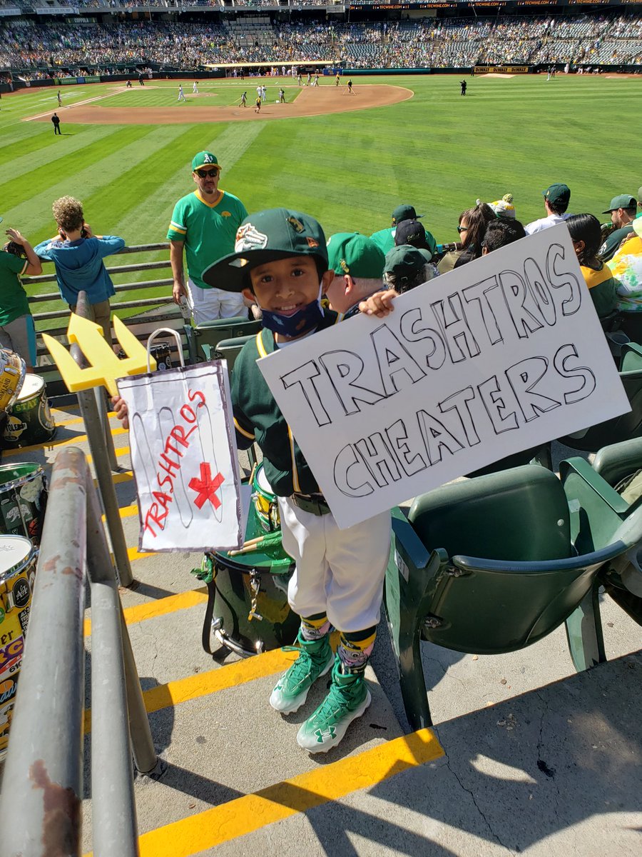 lillya408's tweet photo. @Athletics #RideTheWave #RootedInOakland #atthecoliseum @Stomper00 https://t.co/pMsICrlSF4