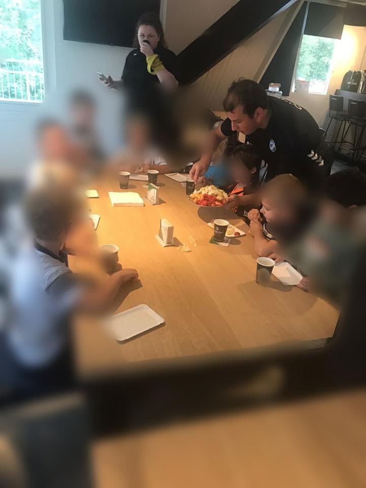 WitBlauw's tweet photo. Onze jongste jeugd heeft gisteren na een leuke training, lekker fruit en water gedronken in de kantine!

#samenmakenwijhetverschil #gezond https://t.co/vEOsODMbVq