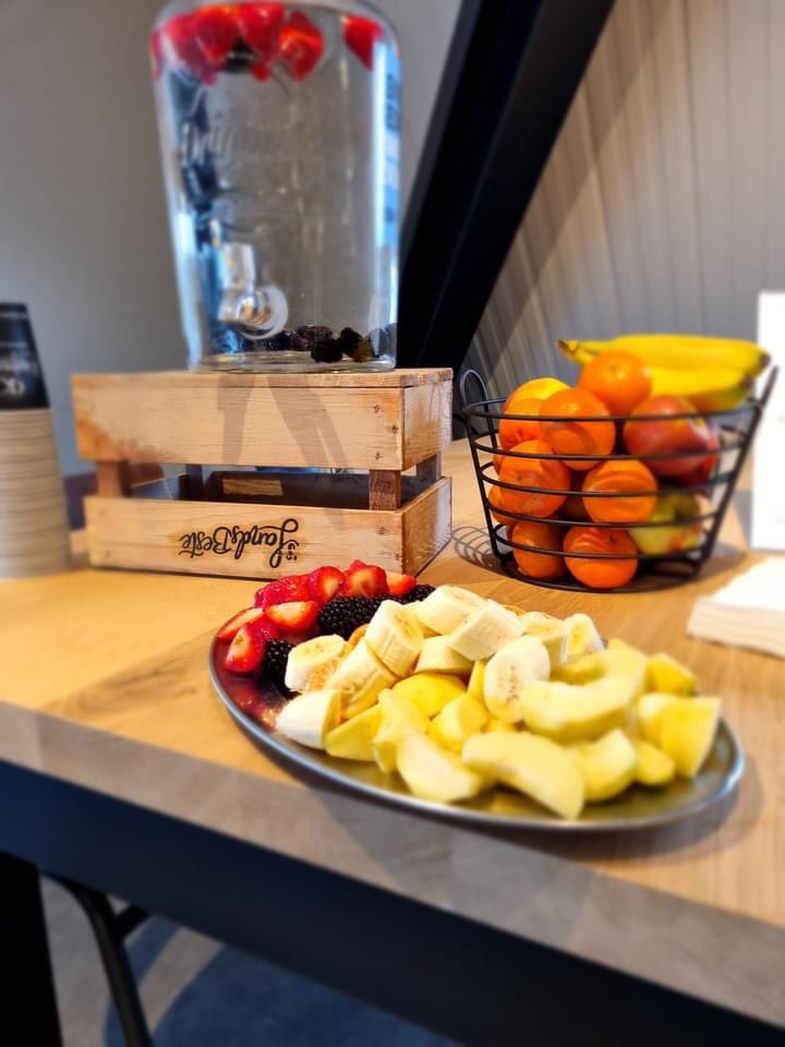 WitBlauw's tweet photo. Onze jongste jeugd heeft gisteren na een leuke training, lekker fruit en water gedronken in de kantine!

#samenmakenwijhetverschil #gezond https://t.co/vEOsODMbVq