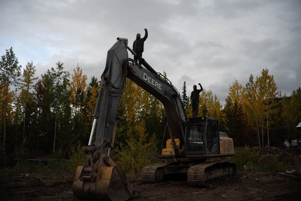 Gidimten's tweet photo. Chief Sleydo', Shay Sampson (Gitxsan Nation), &amp; supporters locked down to heavy equipment.

#WetsuwetenStrong  #NoTrespass #WedzinKwa #CGLofftheYintah #Sovereignty #Solidarity #DefendTheYintah  #IndigenousSovereignty #TraditionalGovernance #StandUpFightBack 

photo cred: @M_Tol https://t.co/msayWLuLE8