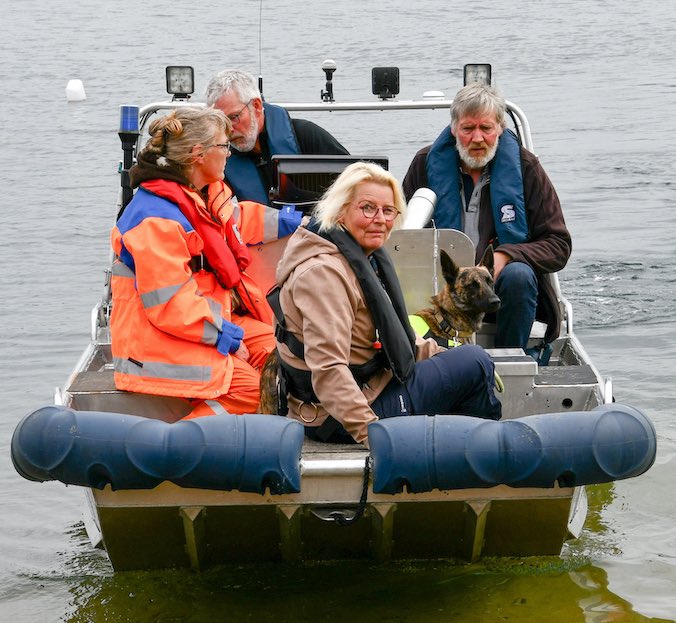 reddingshonden's tweet photo. Afgelopen weekend hebben de reddingshonden en hun hondengeleiders weer training gehad op het water. 

Het overzicht van alle foto’s van dit trainingsweekend vind je op https://t.co/i5gwEj5FAu

#bivak #reddingshonden #searchdogs #sar #searchandrescue #rhww https://t.co/LNv1iK1RBB