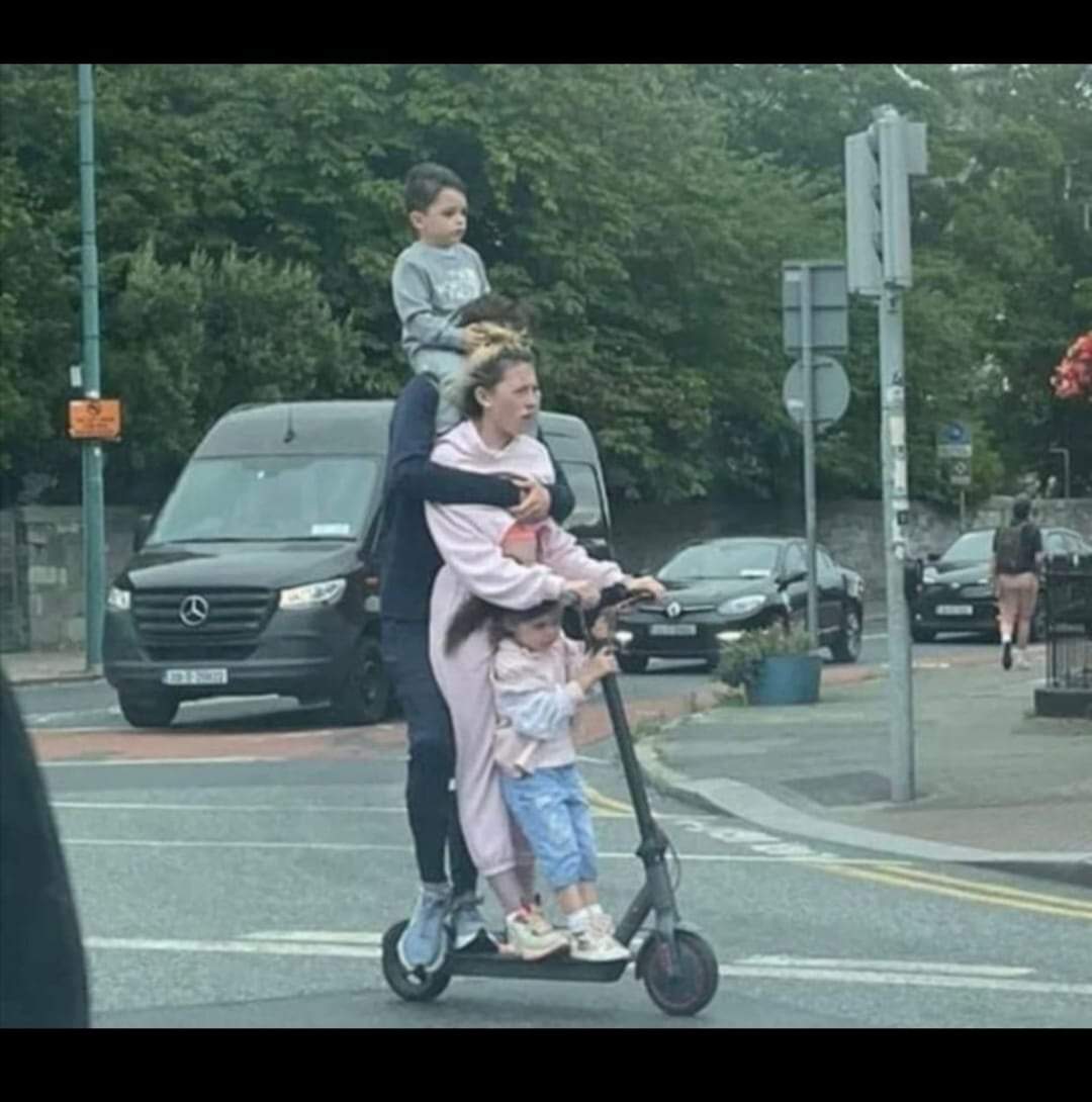 PartyPeepsBris's tweet photo. Monday morning school run... #PetrolShortages https://t.co/fnlQQzfFLE